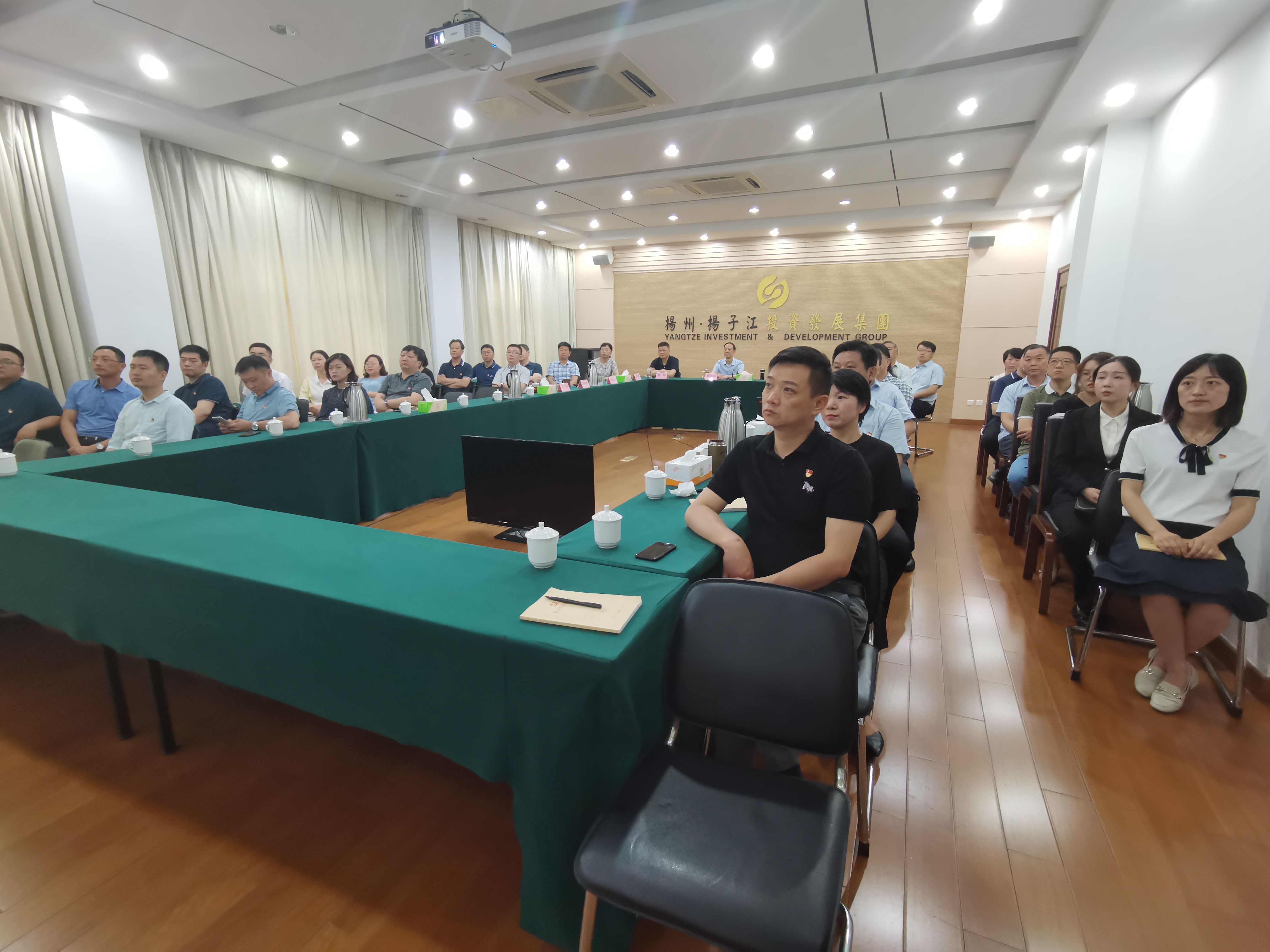 揚子江集團黨委理論中心組、全體中層干部、直屬支部全體黨員收看慶祝共產(chǎn)黨成立100周年大會.jpg