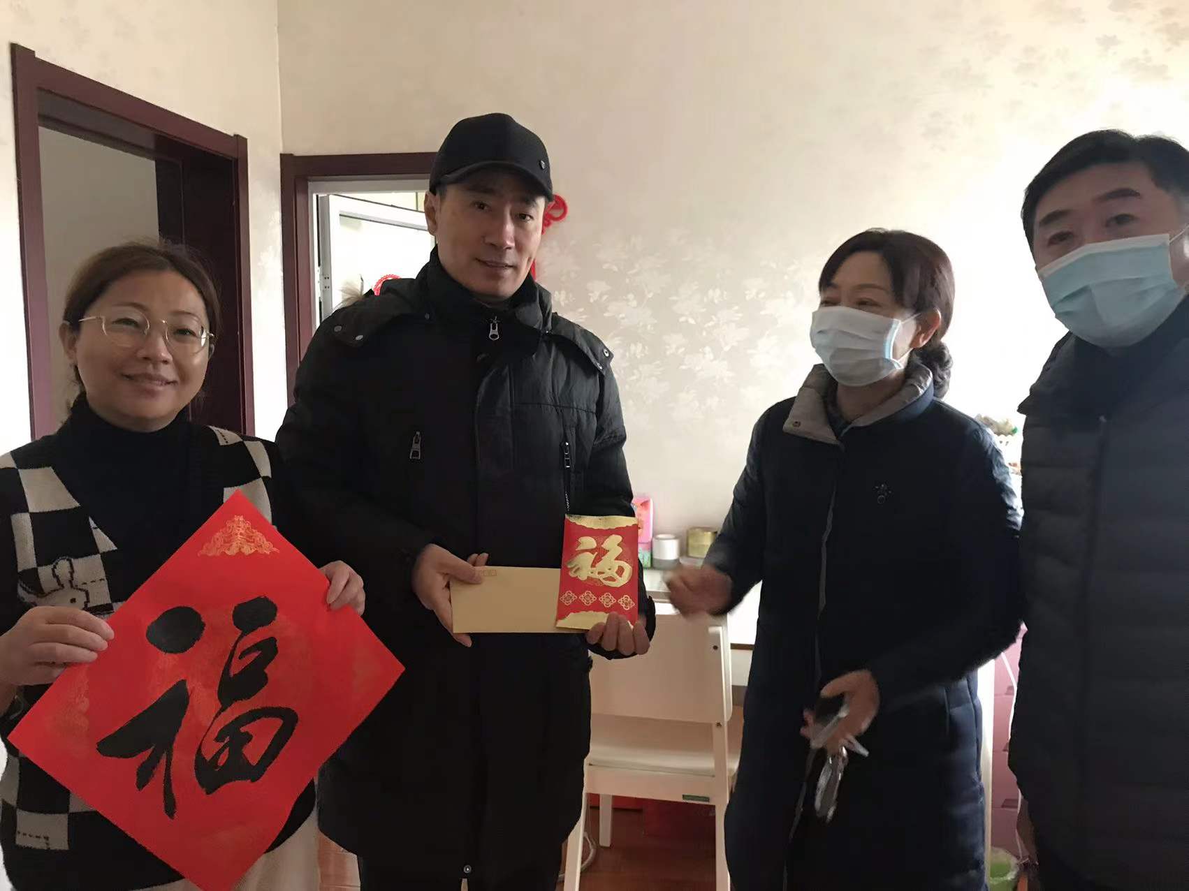 集團(tuán)領(lǐng)導(dǎo)黃霞帶隊走訪慰問珍園大病困難職工.jpg