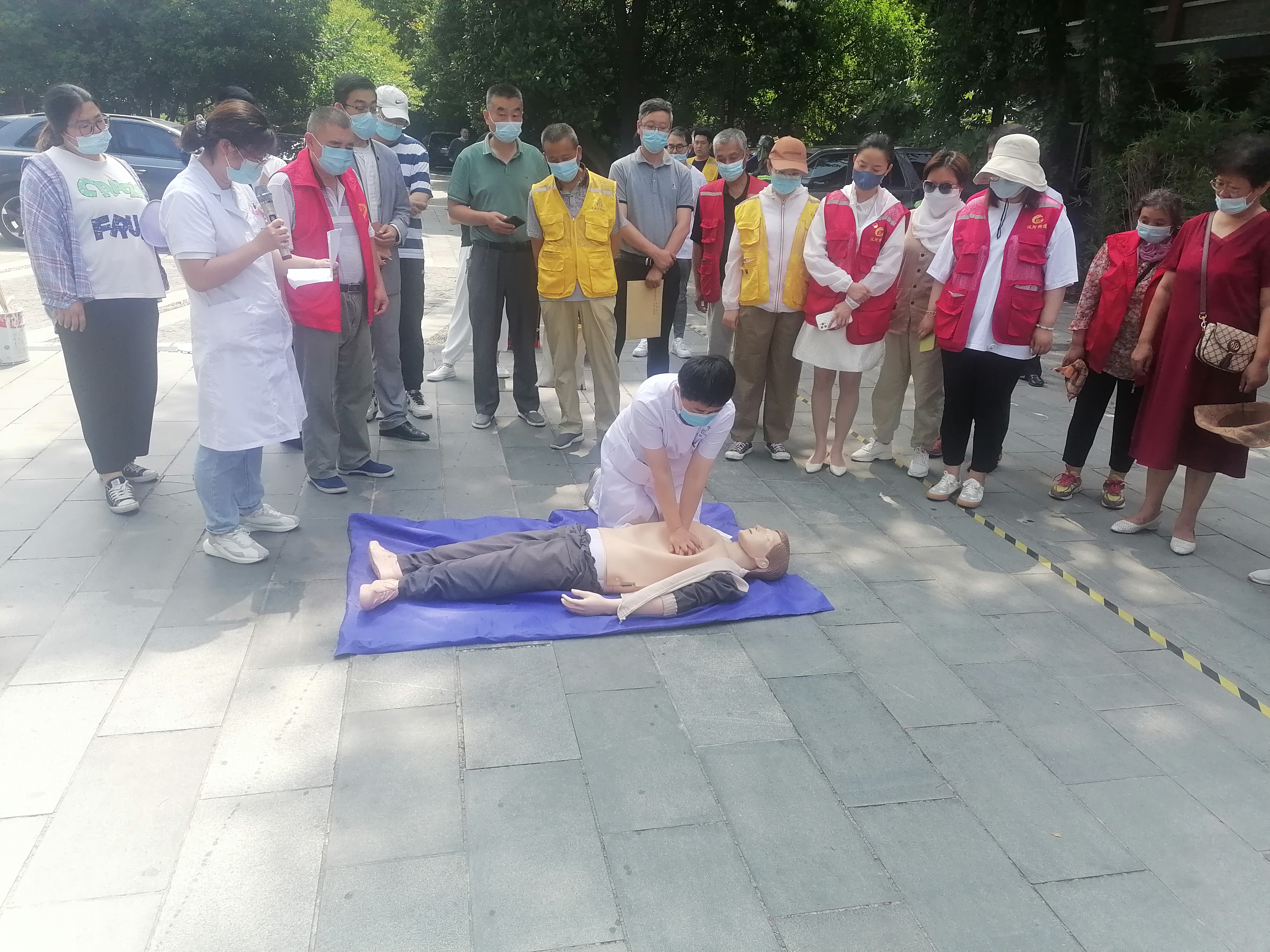 萃園城市酒店遵守安全生產(chǎn)法、當好第一責任人專題宣講及消防演練5.jpg